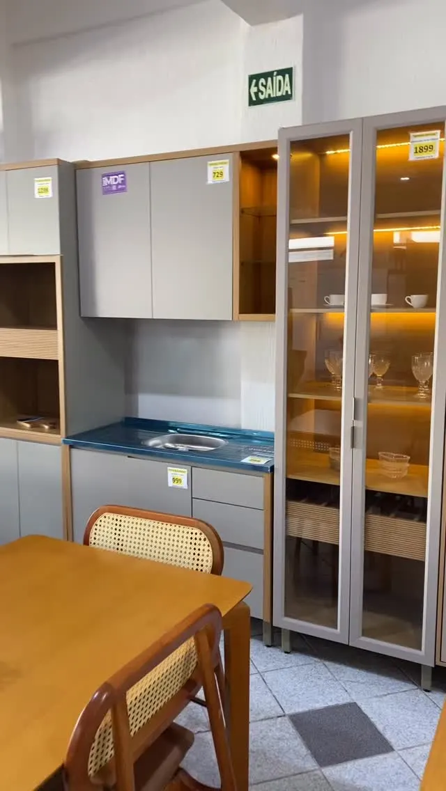 Cozinha modulada com iluminação quente