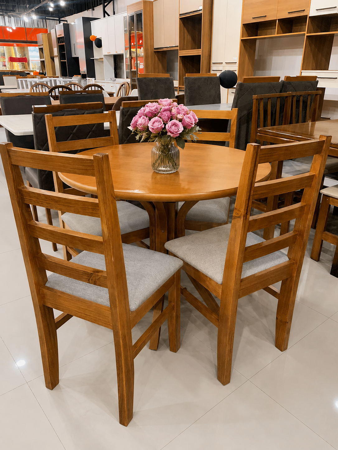 Conjunto de mesa e cadeiras
