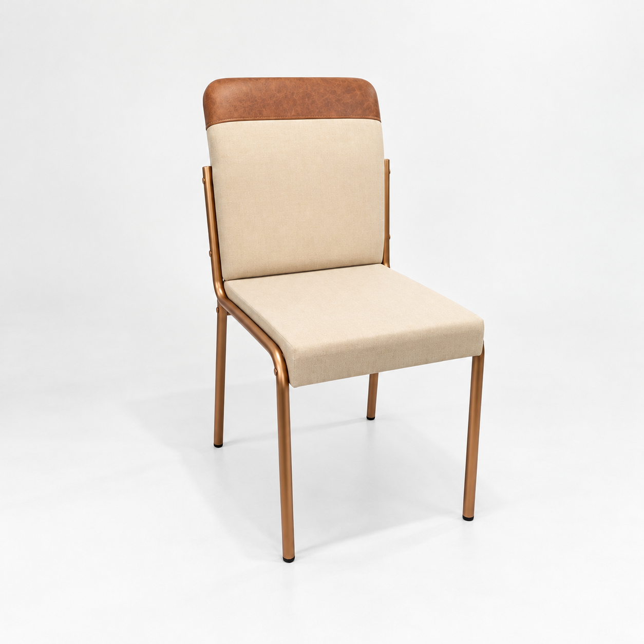 Cadeira contemporânea em bronze e couro